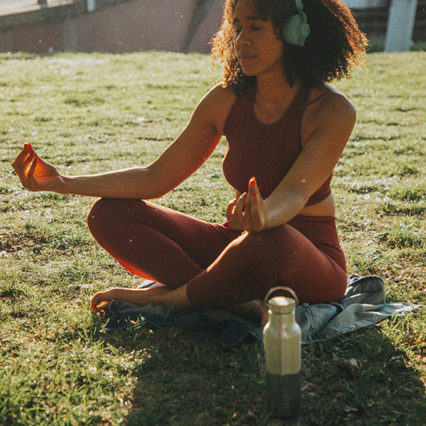 12oz-rise-reflect-with-bamboo-cap-i7 16oz_rise_reflect_yoga_park_headphones_square.jpg